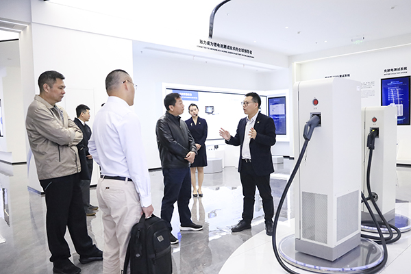满冠体育股份副董事长、总裁刘作斌向福船集团副总经理李振均一行介绍公司充电产品.jpg